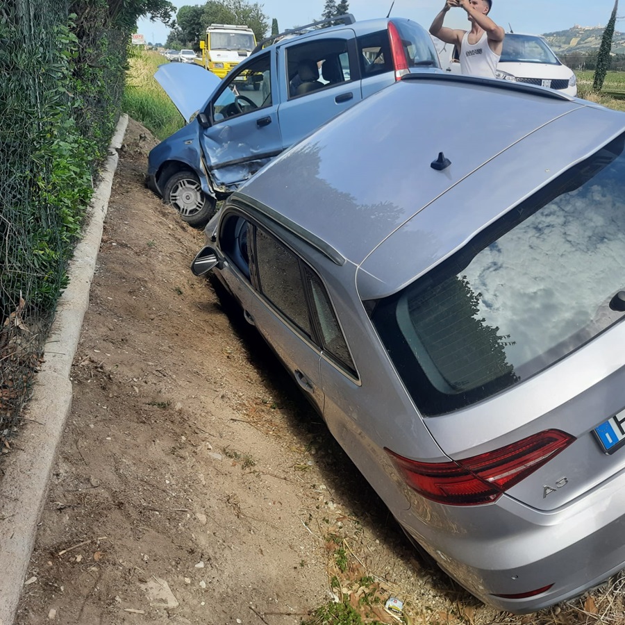 Scontro tra due auto a Recanati, paura lungo la Regina