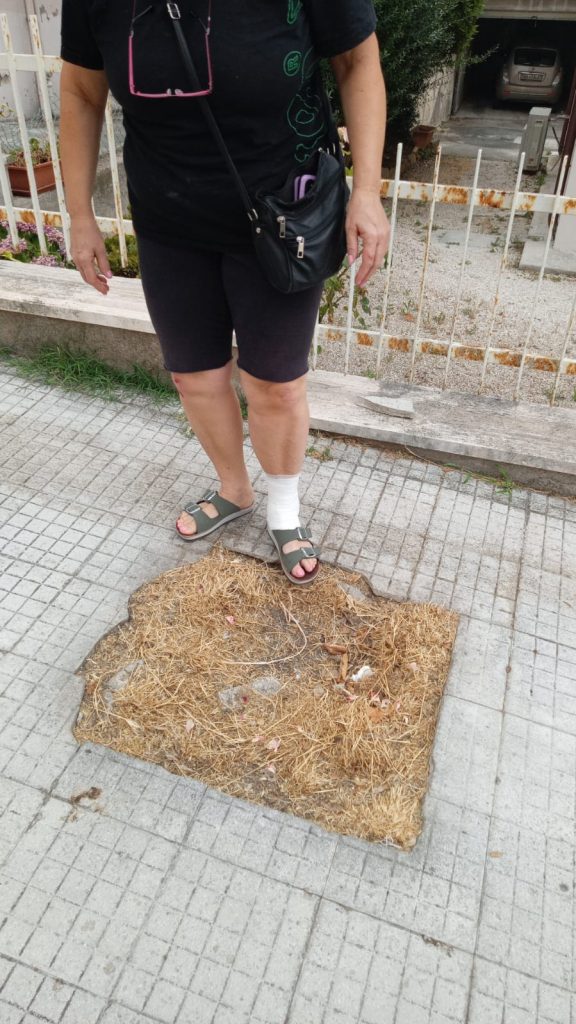 Un’altra caduta in via Kennedy: donna ferita per una buca mai riparata