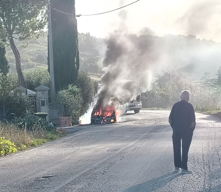 Auto in fiamme lungo la strada Le Grazie–Montefano: illeso il conducente