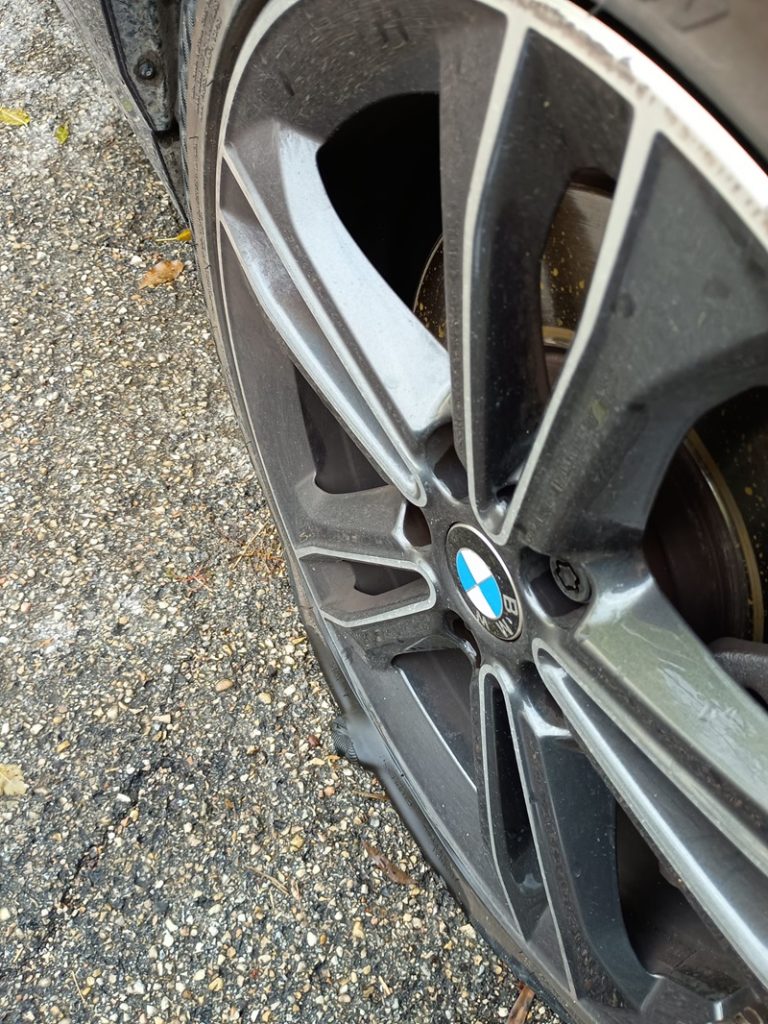 Strada dei Pali, buca-killer nel pomeriggio: una quindicina di auto danneggiate. “Territorio abbandonato mentre si spendono milioni in incentivi green”