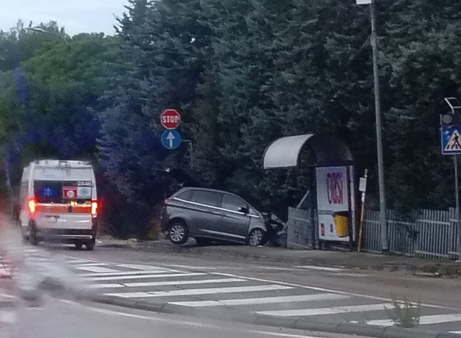 Recanati. Incidente in via Nazario Sauro: auto sfonda la recinzione del Don Guanella