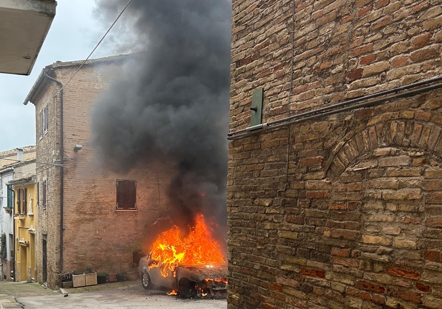 Recanati — Paura in centro: auto in fiamme vicino alla scuola elementare di San Vito