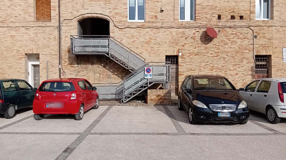 Parcheggio disabili a Sant’Agostino: sulla carta c’è, nella realtà no