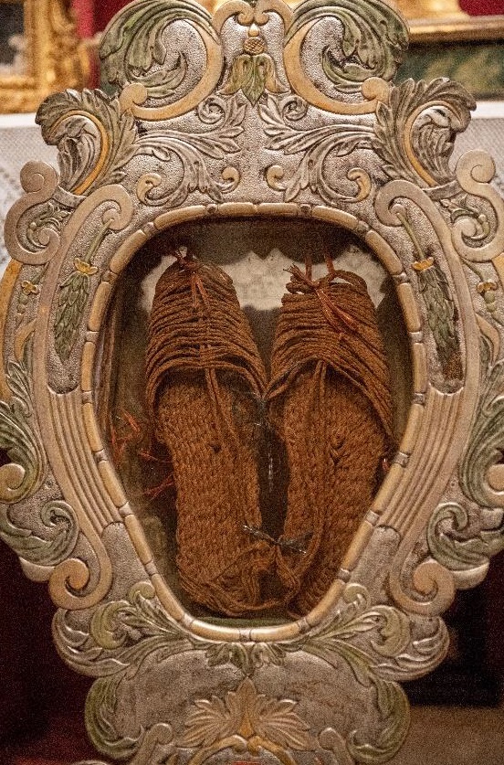 Sulle orme del Poverello: a Recanati l’esposizione dei Sandali di San Francesco d’Assisi nel Duomo di San Flaviano