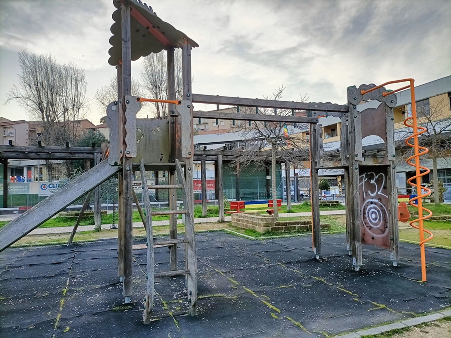 Recanati. Parco del Concilio, tra giochi rotti e notti agitate: famiglie chiedono sicurezza e manutenzione