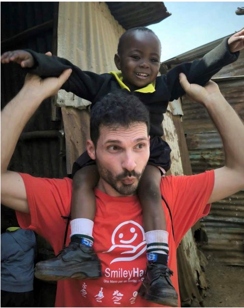 Un sorriso oltre la discarica: la missione africana di Gianluca Conocchiari diventa libro