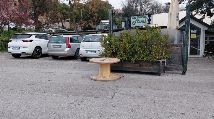 Incredibile: la bobina in legno è ancora a disposizione dei vandali