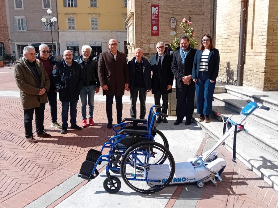 Recanati, solidarietà in azione: BCC dona una poltrona all’Avulss per sostenere i più fragili