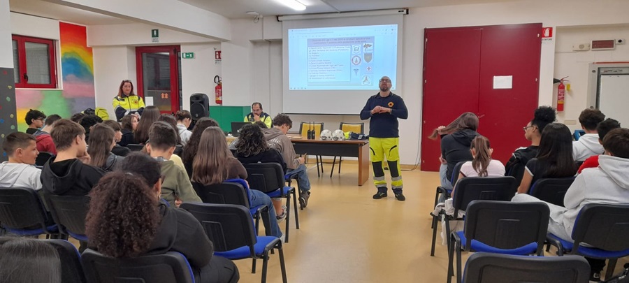 Recanati. La Protezione Civile incontra le classi terze della scuola Patrizi