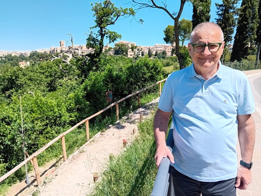Colle dell’Infinito, nasce il nuovo percorso nel verde: sopralluogo con l’assessore Bartomeoli