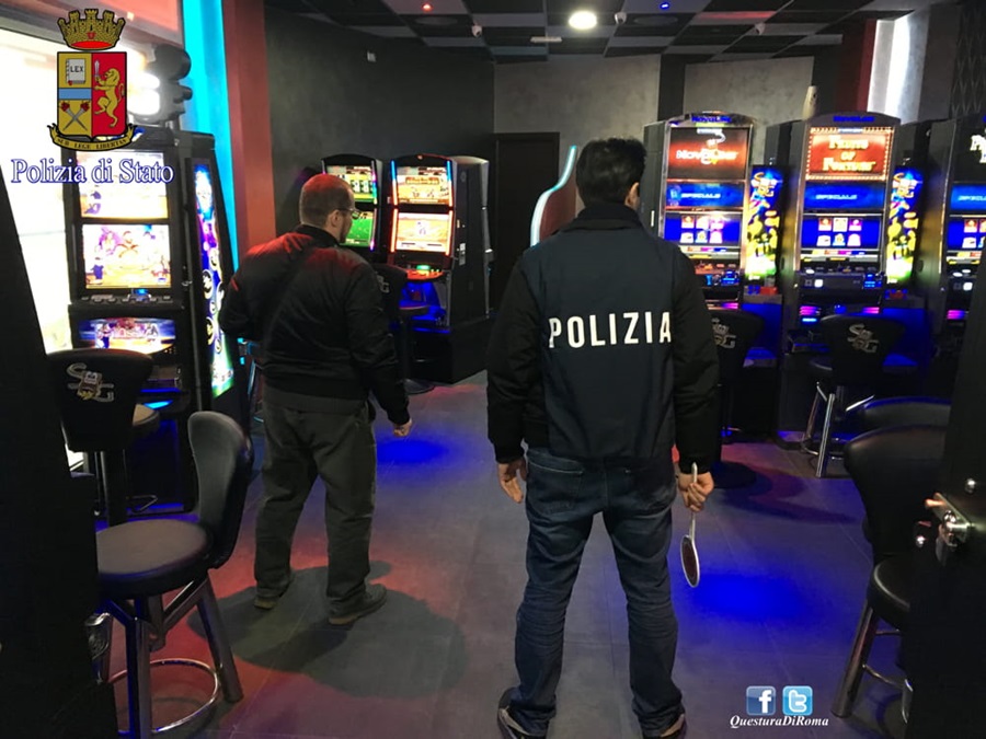 Giocavano d’azzardo in un circolo di Civitanova Marche, la Polizia di Stato denuncia 12 persone