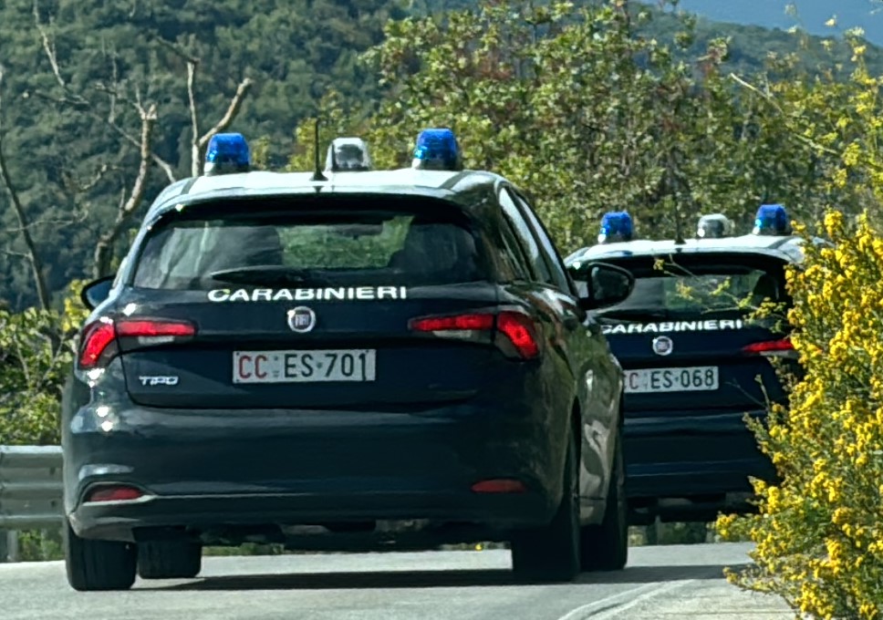 Guida in stato di ebbrezza: perde il controllo dell’auto, sfiora due adolescenti e finisce nella scarpata. Denunciato dai Carabinieri
