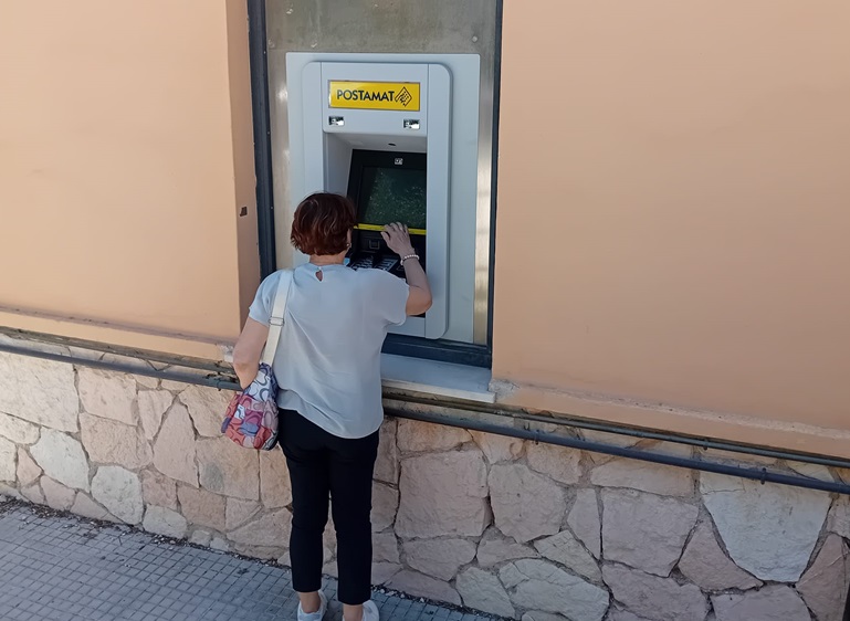Recanati. Castelnuovo, Poste al lavoro per ripristinare il Postamat: «Problema elettrico già segnalato ai tecnici»