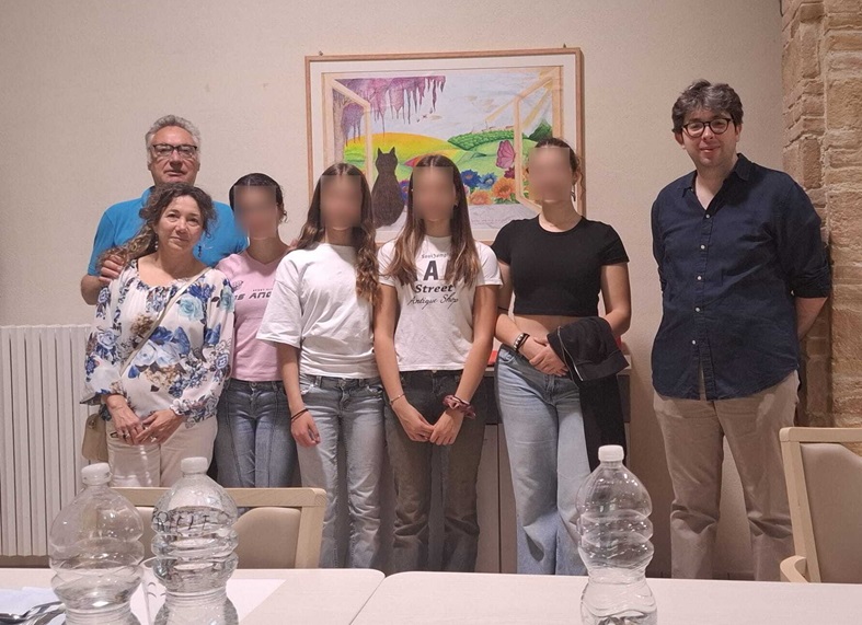 Recanati. Quando l’arte diventa cura: le studentesse regalano colori e paesaggi agli anziani dell’IRCER