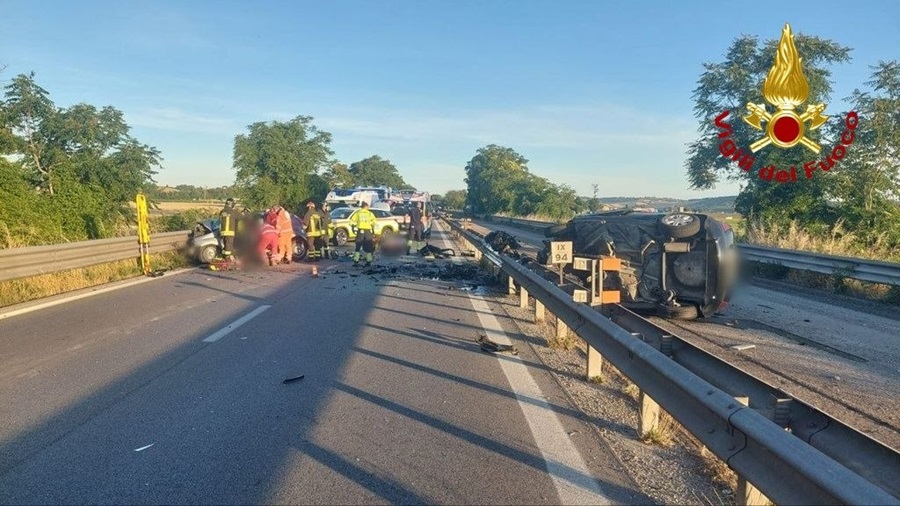 Tragedia sulla SS77 all’alba: muoiono Nicolas Calabrese e Christian Perugini, quattro giovani feriti gravemente