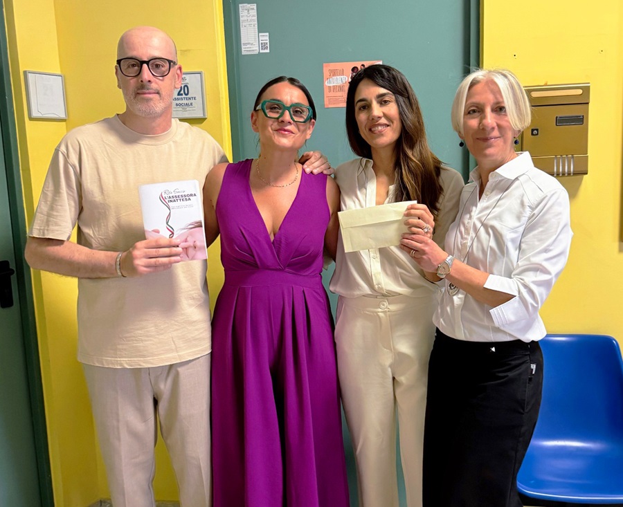 Il romanzo “L’Assessora inattesa” sostiene lo Sportello Antiviolenza di Recanati: donati 500 euro dai proventi dell’edizione limitata