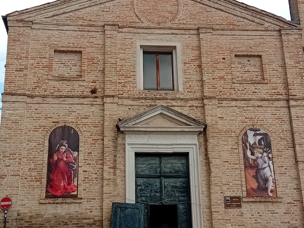 Recanati. Sciame di api sulla facciata della chiesa di Montemorello: attesa per il recupero della colonia
