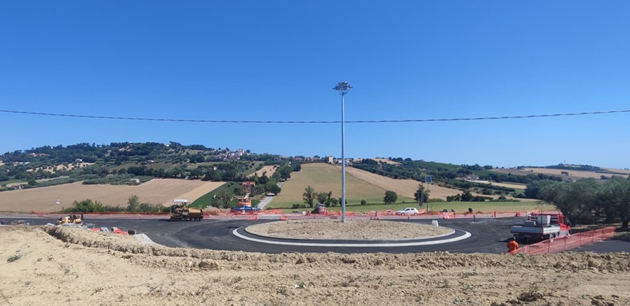 LORETO – La rotatoria di Bellaluce è finalmente aperta al traffico.