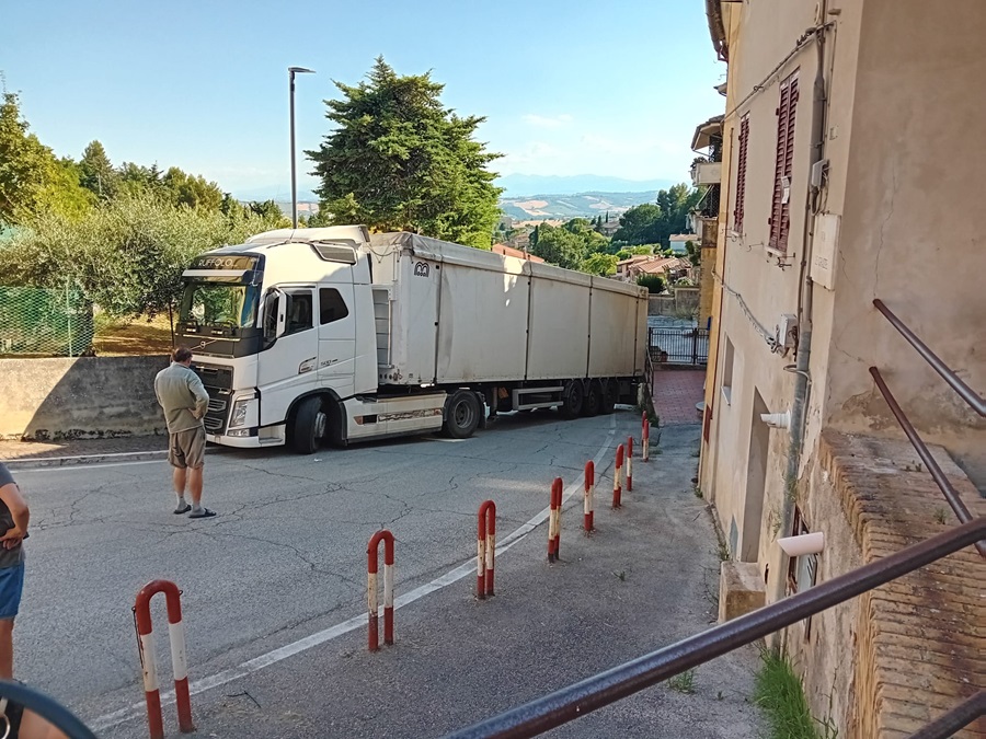 Tir si blocca sulla salita di via Spazzacamino, traffico in tilt e proteste a Castelnuovo