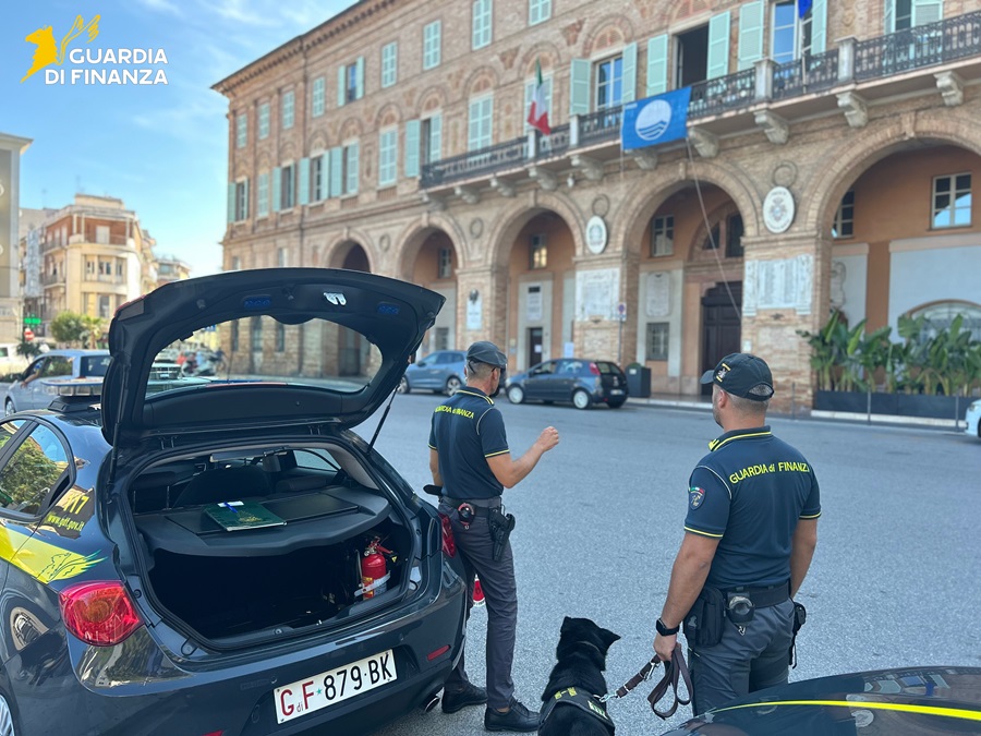 Civitanova. Sequestrati dalla Guardia Finanzeoltre 100 gr. di Hashish. 2 denunciati di cui uno minorenne