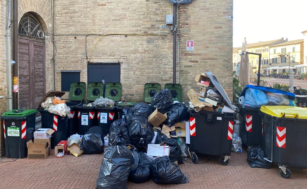 Cassonetti, rifiuti e rumori nel centro storico: la protesta di una residente
