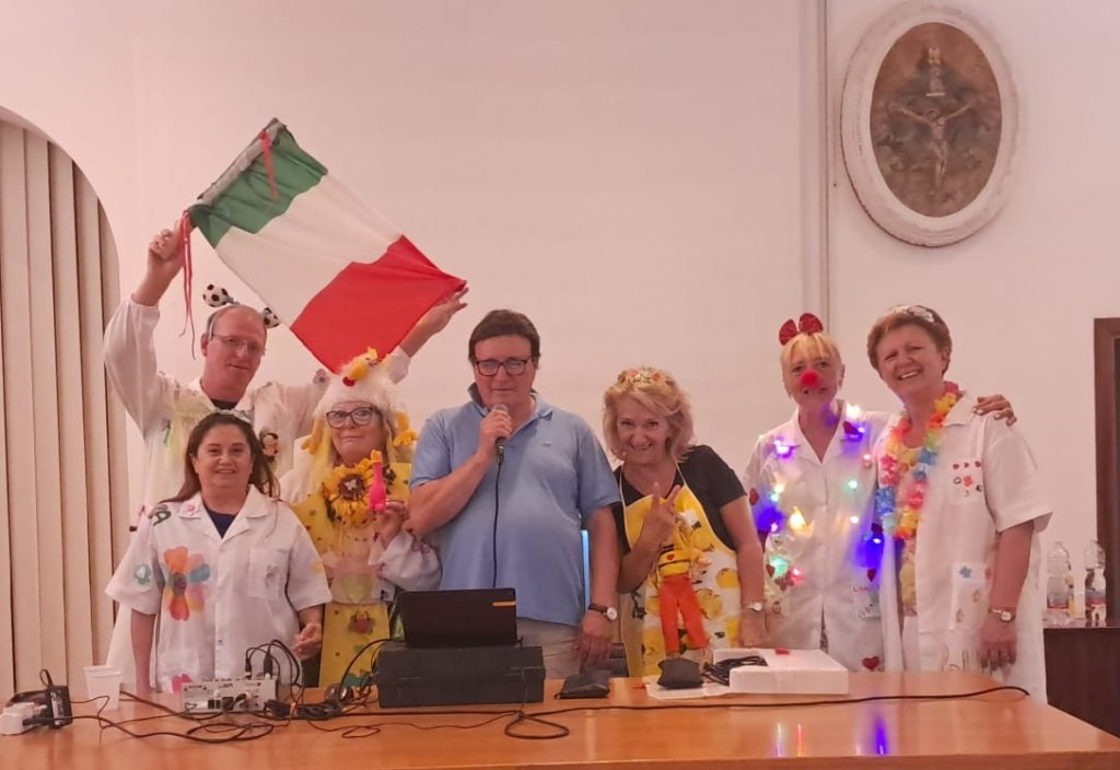 Recanati, agli Ircer la “terapia del sorriso” conquista gli ospiti: cresce il gruppo di clownterapia “Ridi che ti passa”