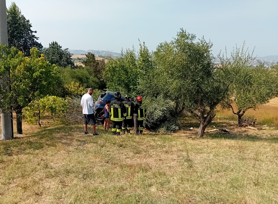 Recanati, perde il controllo della Yaris e finisce contro un ulivo: giovane soccorso e portato in ospedale
