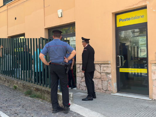 Rapina all’ufficio postale di Castelnuovo: due malviventi fuggono a piedi con il bottino