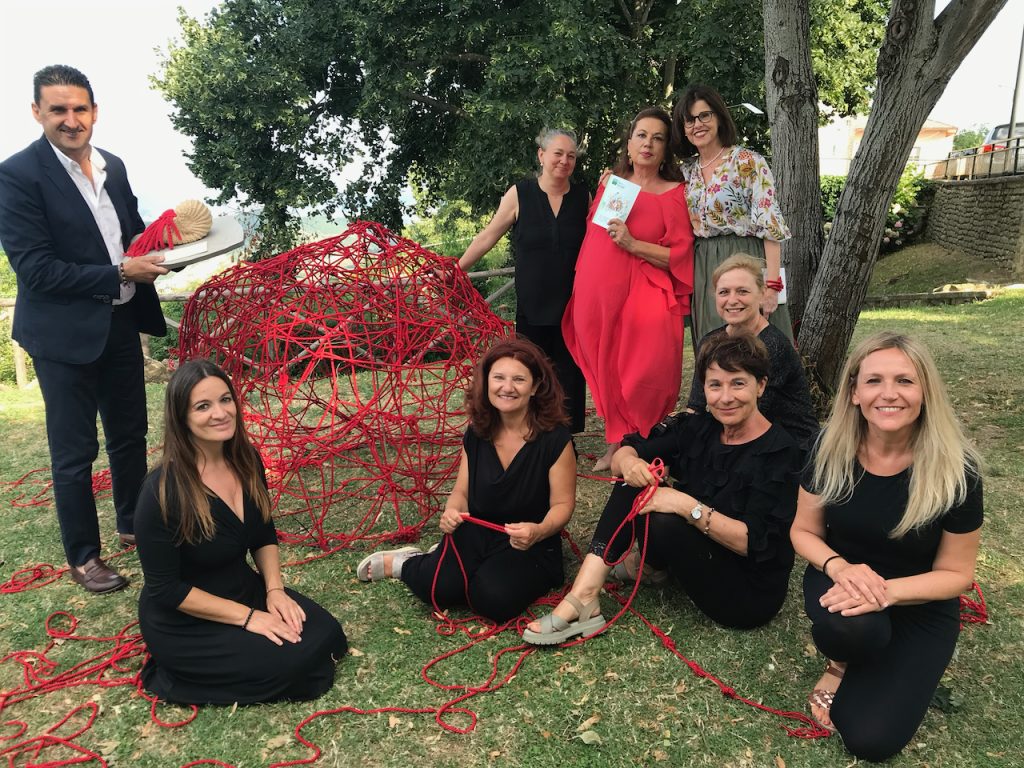 Trame, nodi e natura: a Smerillo nel segno di RED PASSAGE