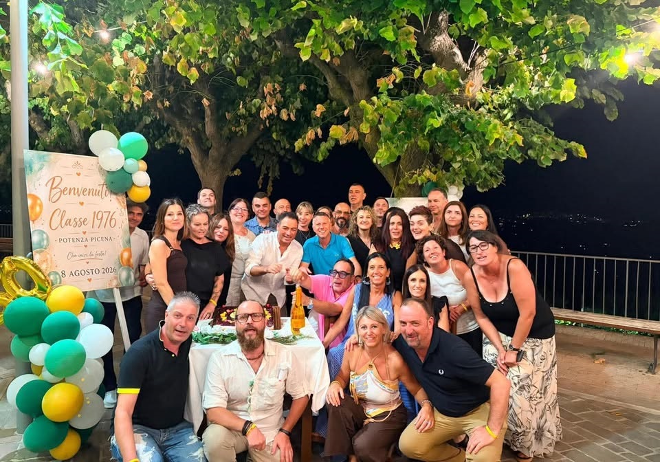 Potenza Picena, il gruppo del 1976 festeggia i 50 anni: una serata tra ricordi, amicizia e tanta voglia di stare insieme