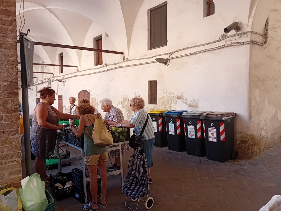 Cassonetti e rifiuti nel chiostro di Sant’Agostino: il contrasto con la Torre del Passero Solitario