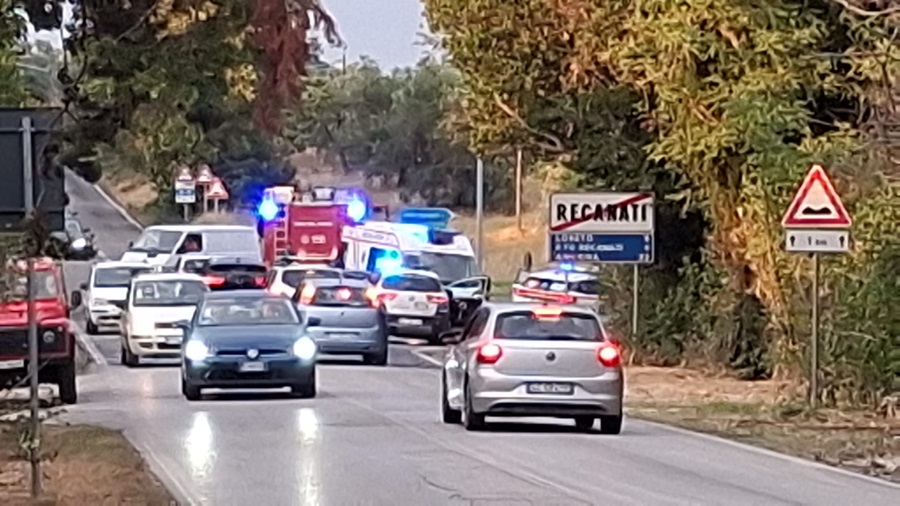 Recanati, auto finisce nello strapiombo: soccorsi sul posto