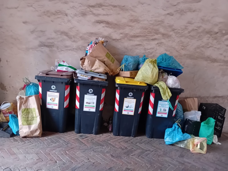 Degrado nel Chiostro di Sant’Agostino: cassonetti stracolmi accanto a un luogo simbolo del centro storico.