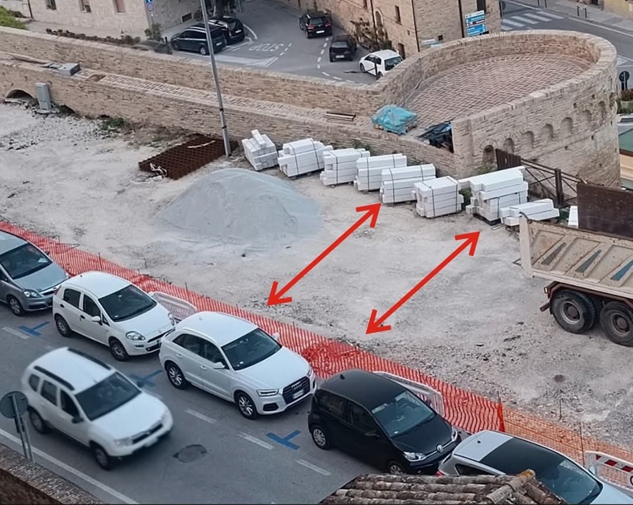 Marciapiede di via Battisti, sopra i Torrioni, Recanati Insieme: “Ripensare la viabilità prima che sia troppo tardi”