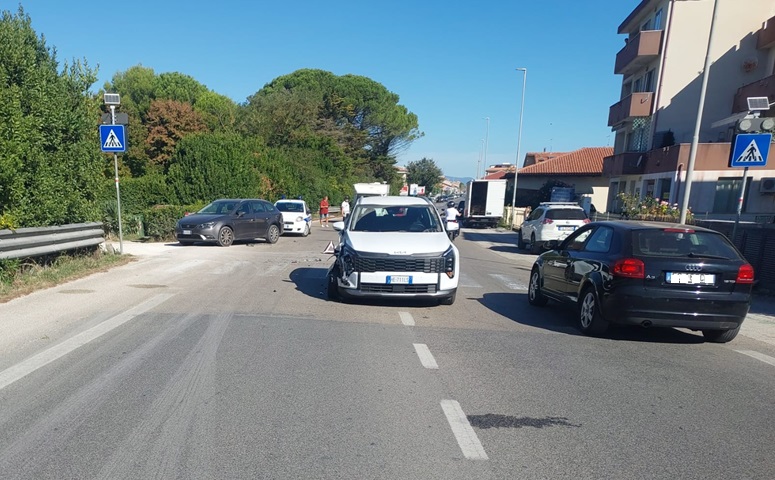 Tamponamento sulla statale a Porto Potenza: donna trasportata in ospedale
