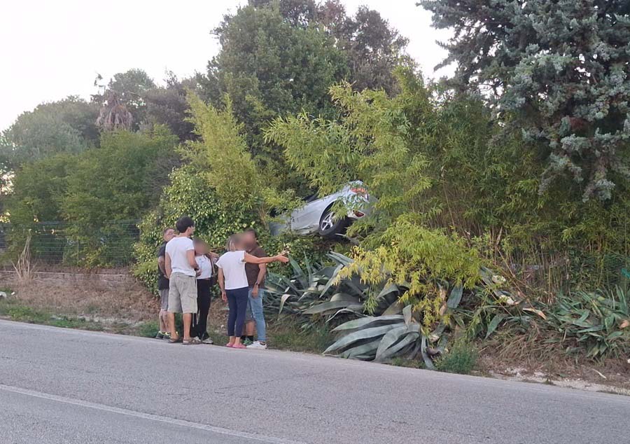 Auto fuori strada, la Volkswagen Polo “atterra” sulla vegetazione: spettacolare incidente a Palazzo Bello di Recanati