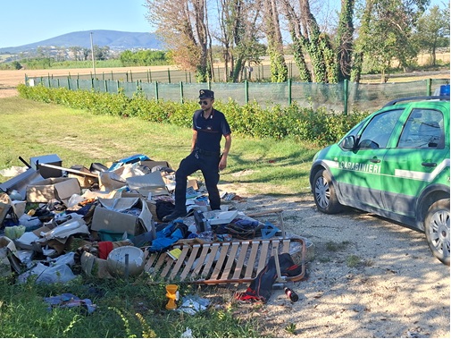Porto Recanati: svuotano una soffitta e abbandonano i rifiuti in campagna. tre denunciati dai Carabinieri forestali