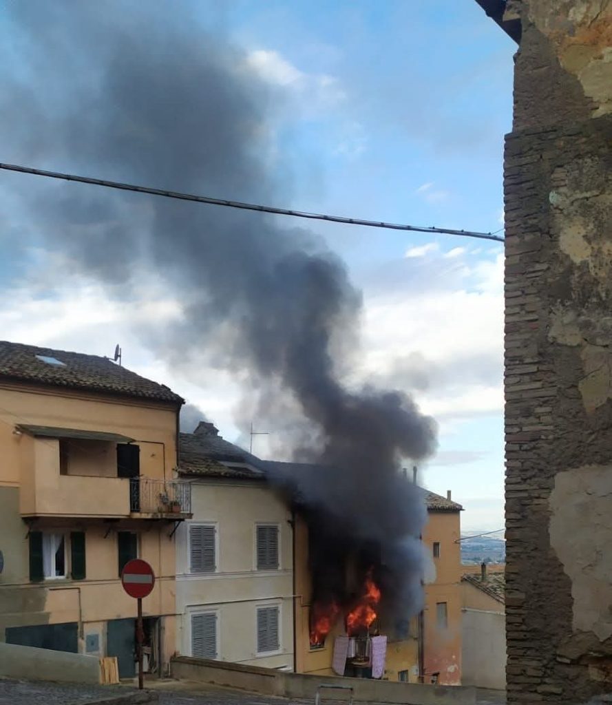Incendio in un appartamento a Loreto: evacuata una persona, morto un cane