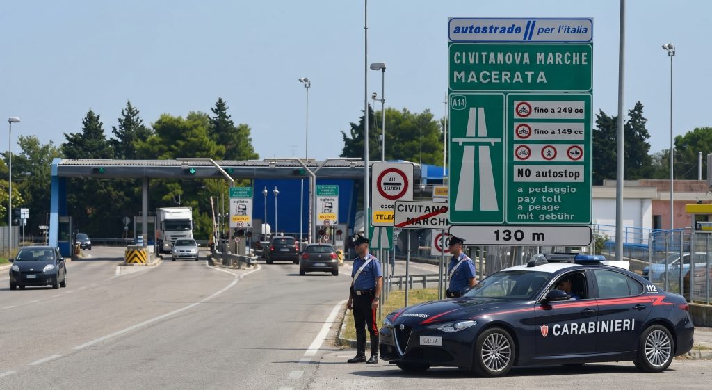 Civitanova Marche – Truffa del finto carabiniere, i truffatori bloccati al casello dell’A14: due arresti