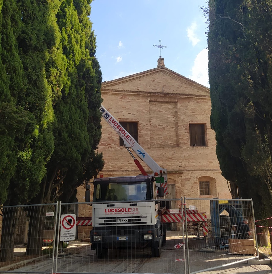 Recanati. Una gru per la messa in sicurezza della chiesa del cimitero