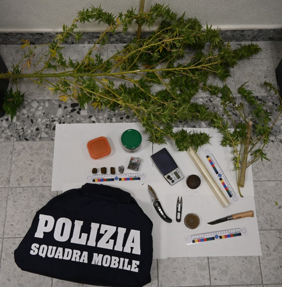 Il materiale sequestrato dalla Squadra Mobile