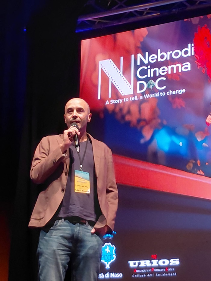Aleandro Tubaldi sul palco del Nebrodi Cinema Doc