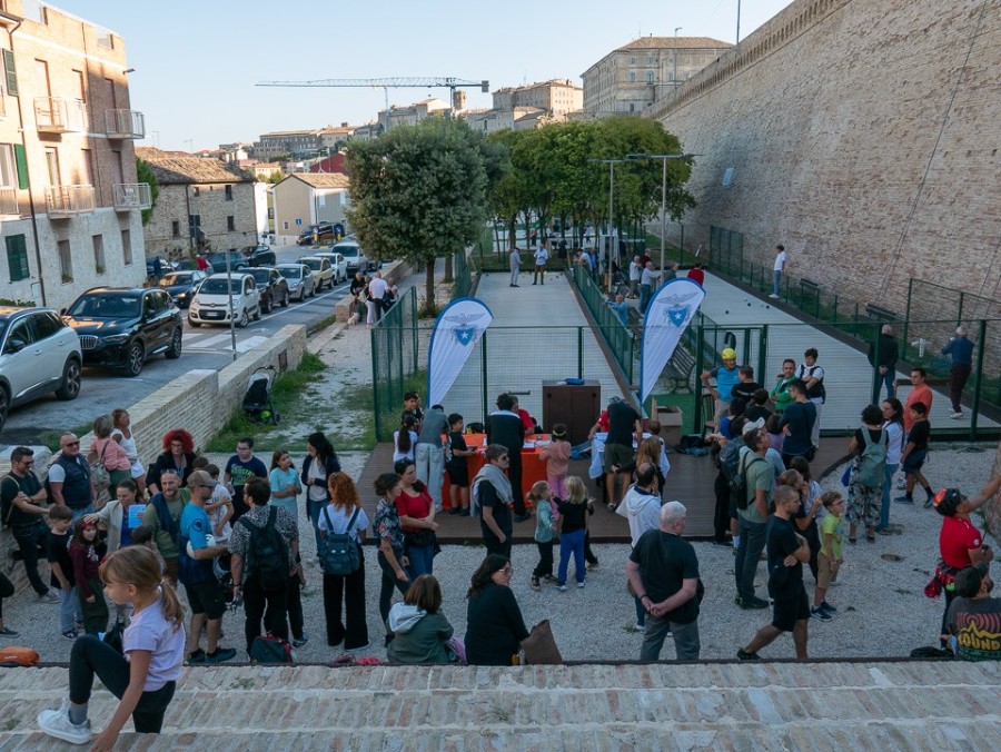 Recanati, i Torrioni scalati da ragazzi e bambini: successo per l’iniziativa del Cai. Il sindaco Pepa: “Un luogo riqualificato a disposizione di tutti”