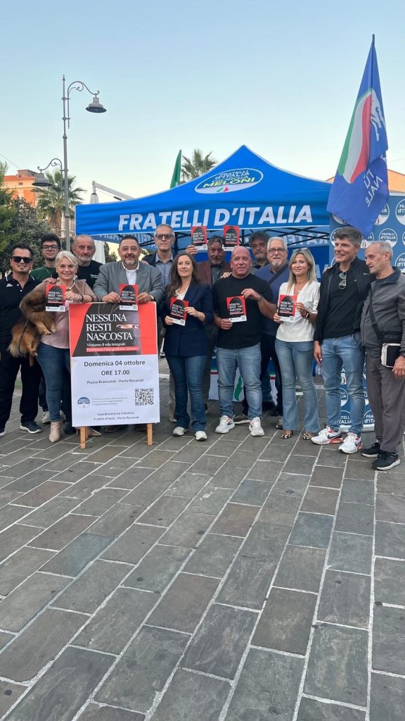 Il gazebo di Fratelli d’Italia in piazza Brancondi a Porto Recanati