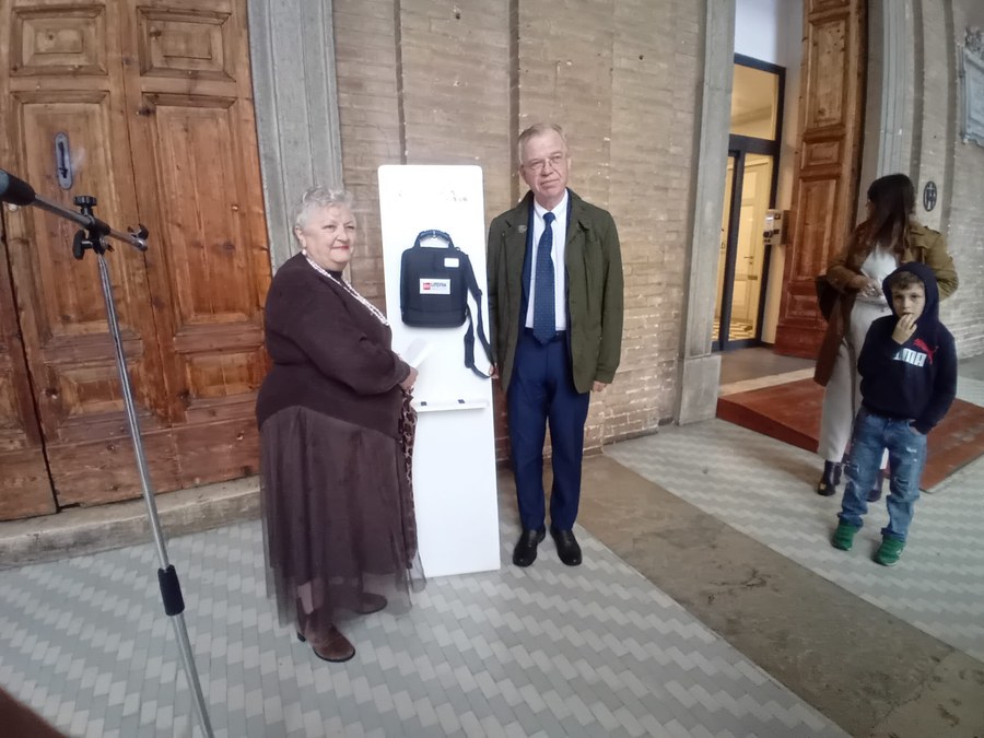 Elisabetta Bernacchini e Gabriele Brandoni con il defibrillatore donato dalla Bcc