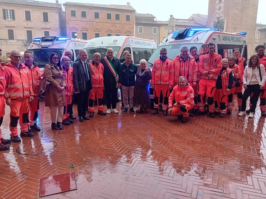 Soci della Croce Gialla con il sindaco e il presidente della Bcc