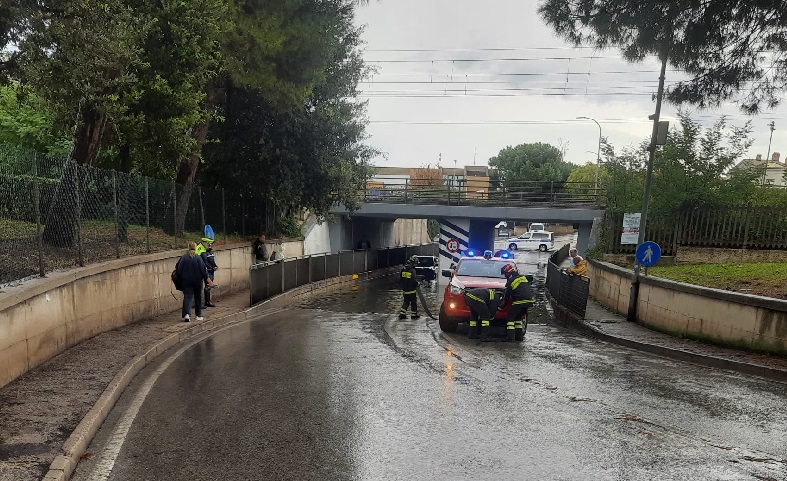 Vigili del fuoco al lavoro al sottopasso nord di Porto Recanati
