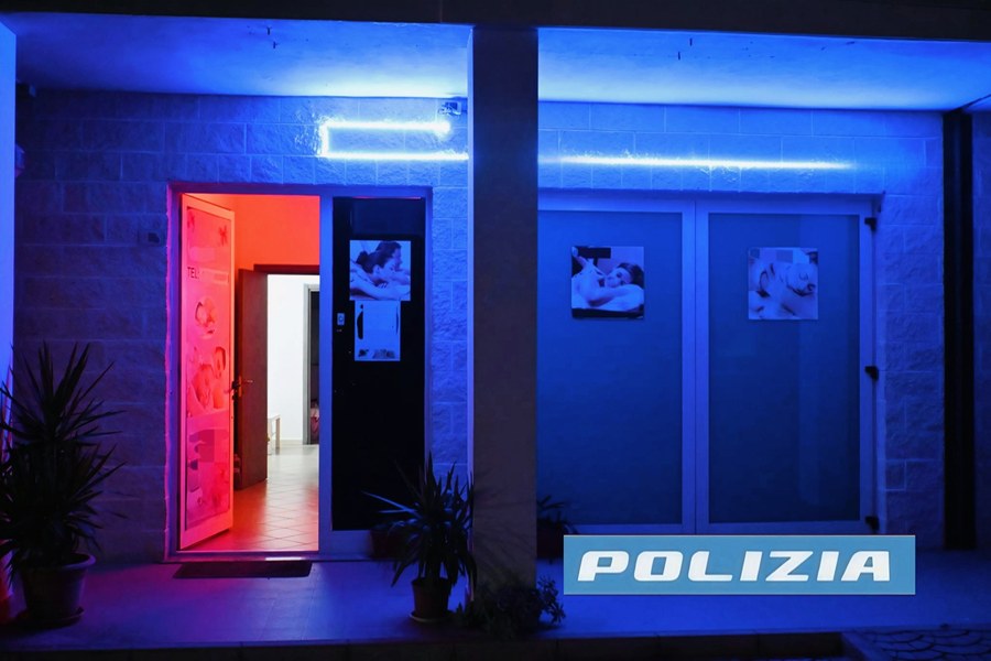 Porto Recanati, la Polizia controlla un centro massaggi: accertamenti per favoreggiamento della prostituzione