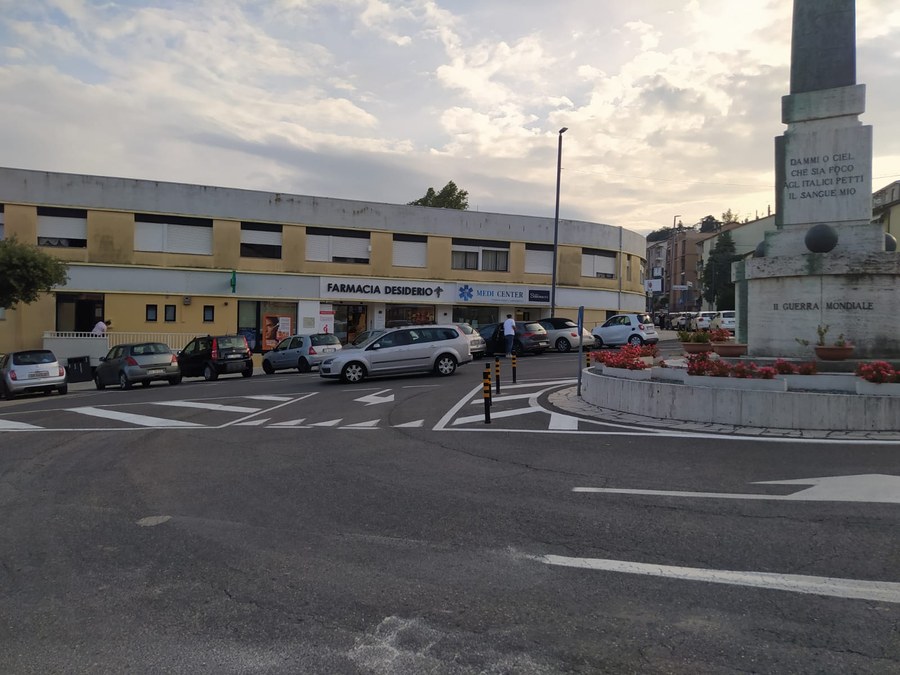 Stop alle auto attorno all’obelisco: in piazzale Europa arrivano cinque paletti