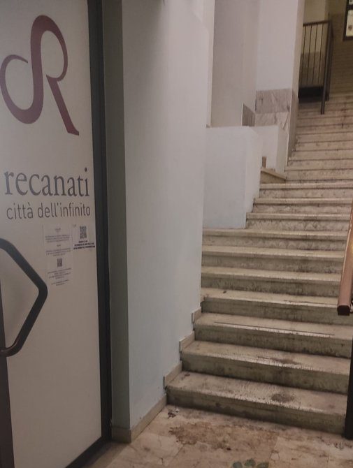 Recanati. Scalinata del cinema Gigli tra sporcizia e rifiuti, mentre il Comune pulisce la Broglio D’Ajano